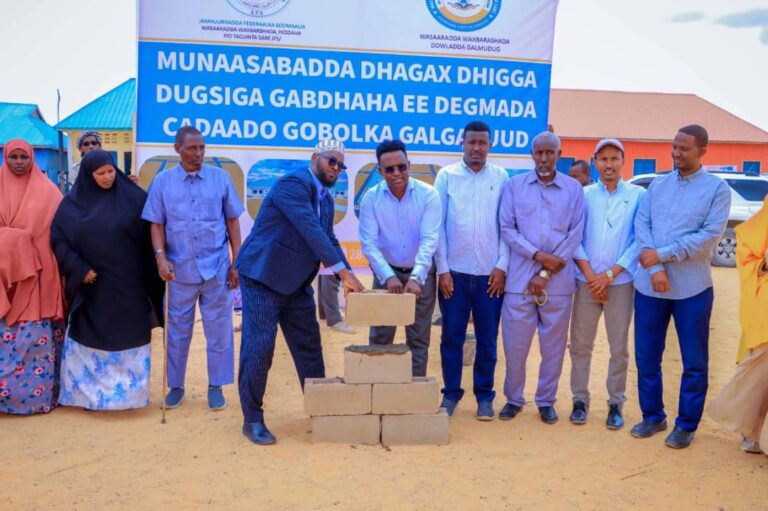 Maamulka degmadda Cadaado oo ka qayb galay dhagax dhigay Dugsiga Gabdhaha.