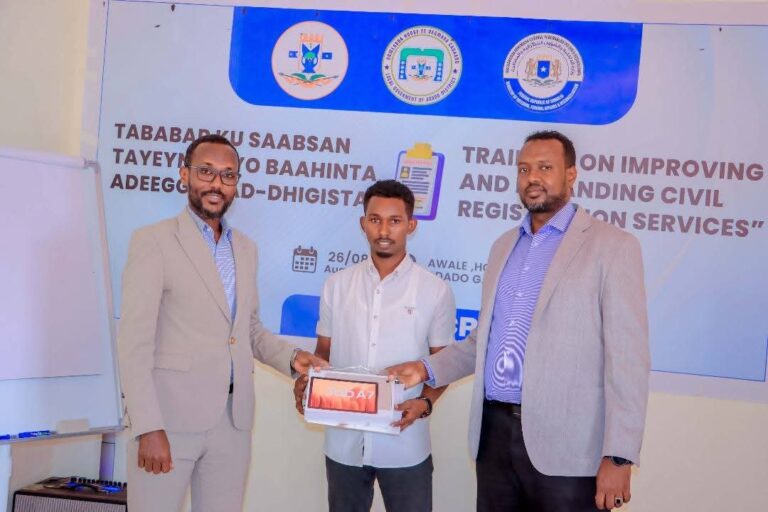 Guddoomiyaha Degmada Cadaado oo Daah-furay Tababar ku saabsan Adeegga Dad-dhigista Mideysan