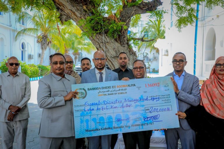 Maamulka Gobolka Banaadir oo deeq Lacageed ku wareejiyay Hey’adda SODMa.