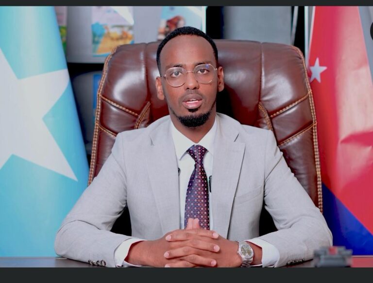 Agasimaha guud ee waxbarashada Gobolka Banadir oo deq waxbarasho siiyay ardaydii gashay kalimaha hore ee 8aad