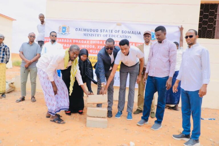 Masuuliyiin katirsan Galmudug oo dhagax dhigay dib uhabaynta iskuulka deegaanka hidlaale.