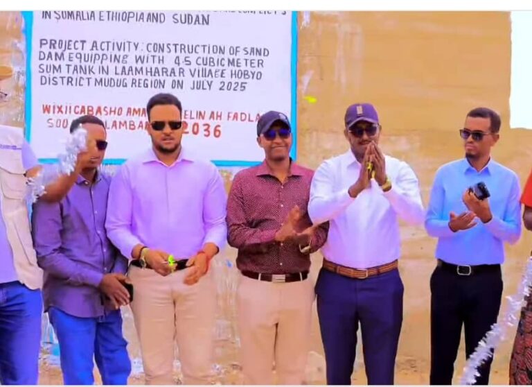 Wasaaradda tamarta iyo khayraadka biyaha Galmudug oo xarigga ka jartay biyo-xireen Laga hirgeliyay Hobyo.