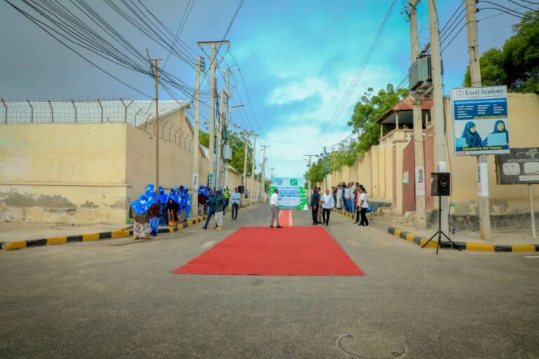 Guddoomiyaha Gobolka Banaadir oo xarigga ka jaray afar waddo oo laami ah.