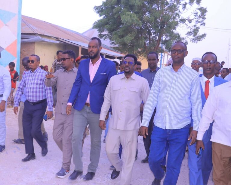 Masuuliyiin Galmudug oo kor meeray xarumaha danta guud magaalada Ceeldibir  gobolka Mudug.