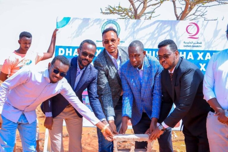 Masuuliyiin katirsan Galmudug oo cadaado kadhagax dhigay xarun caafimaad