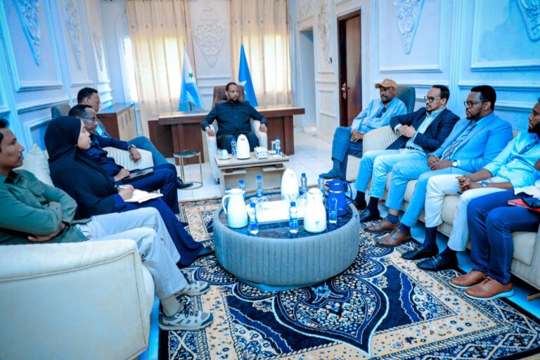 Madaxweyne kuxigeenka Galmudug oo Xafiiskiisa  ku qaabilay wafdi ka socday Hay,adda Save the Children
