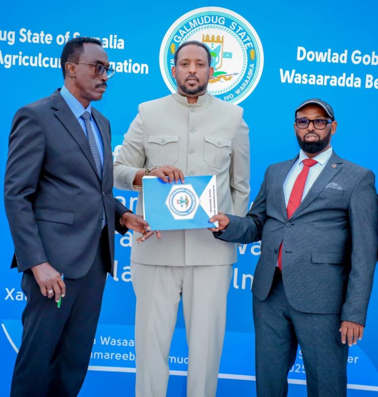Madaxweyne kuxigeenka Galmudug oo xilaka  xilalka u kala wareejiyay wasiirkii hore ee Wasaaradda beeraha iyo wasiirka cusub.