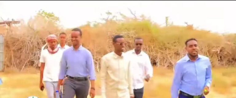 Masuuliyiin katirsan Galmudug oo booqda beeraha Deeganka Xero-dhagaxleey.