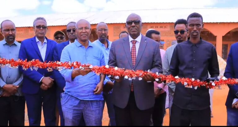 Masuuliyiin ka tirsan Galmudug oo xarigga ka jaray Iskuul laga hirgeliyaya deegaanka Dalsan ee gobolka Galguduud.