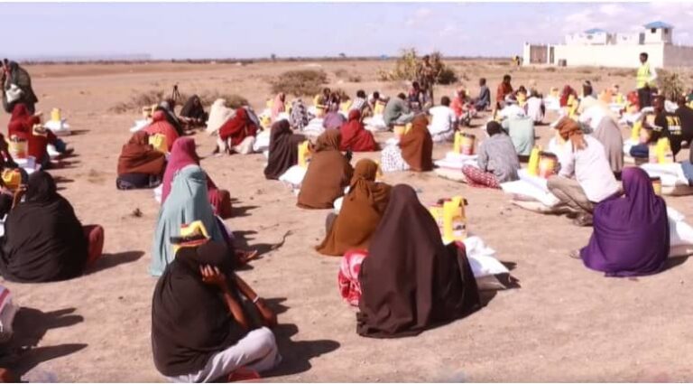 Qoysas Ka Mida barakacayaasha Kismaayo oo helay deeq gargaara.
