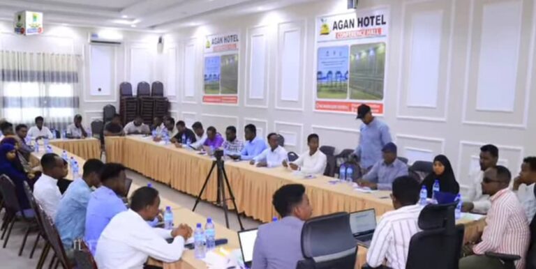 Shir looga hadlayeey hormarinta adeegyadda bulshada oo lagu qabtay Kismaanyo