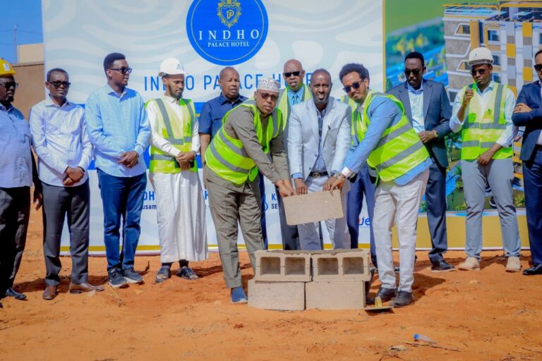 Masuuliyiin katirsan Galmudug oo ka qayb galan dhagax dhiga hotel casri ah.