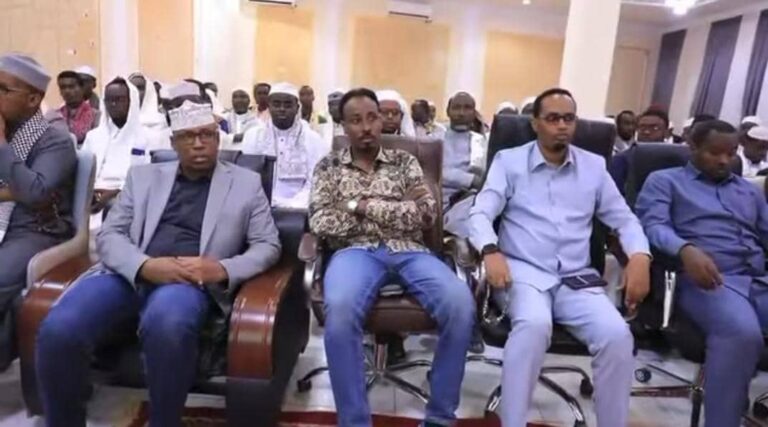 Dallad ay ku mideysanyihiin macalimiinta dugsiyada Qur’aanka oo laga hirgeliyay Dhuusamareeb.