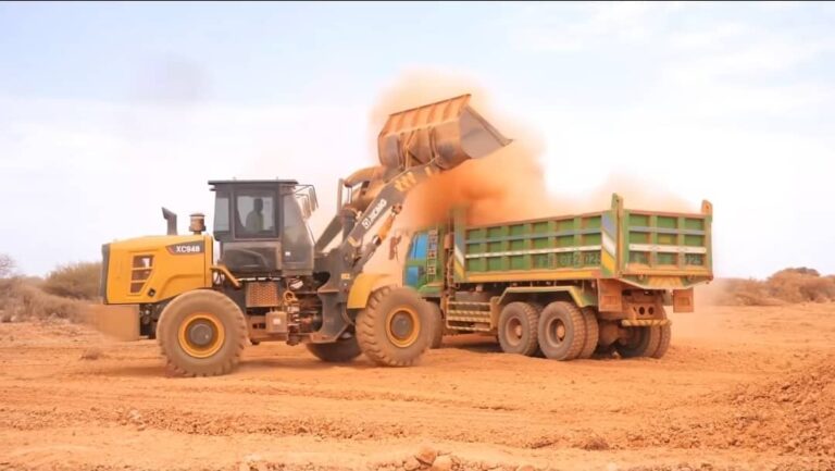 Engneerrada dhisaya oo ka warbixiyay halka uu marayo dhismaha laamiga xiriiriya Dhuusamareeb iyo Guriceel.