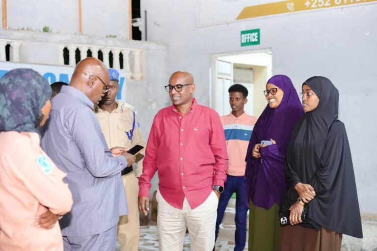 Ganacsatada magaalada Gaalkacyo oo lagu amray in ay xirtaan camirooyinka Amniga.