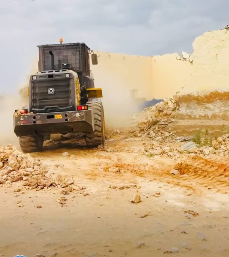 Maamulka Xaafada Dayax oo ka warbixiyay halka ay marayaan howlaha furista wadooyinka xaafadaas.