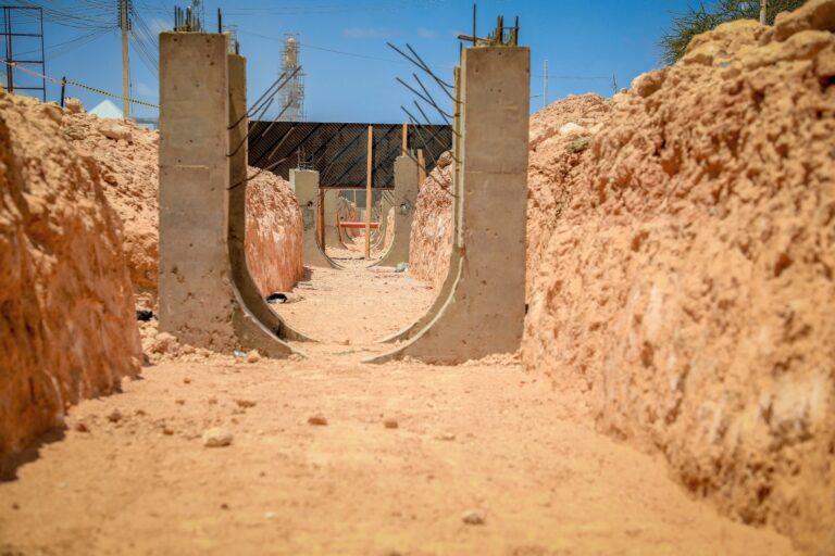 Madaxda mashruuca wadada laamiga Dhuusamareeb oo warbixin ka bixiyay halka uu marayo dhismaheedu.