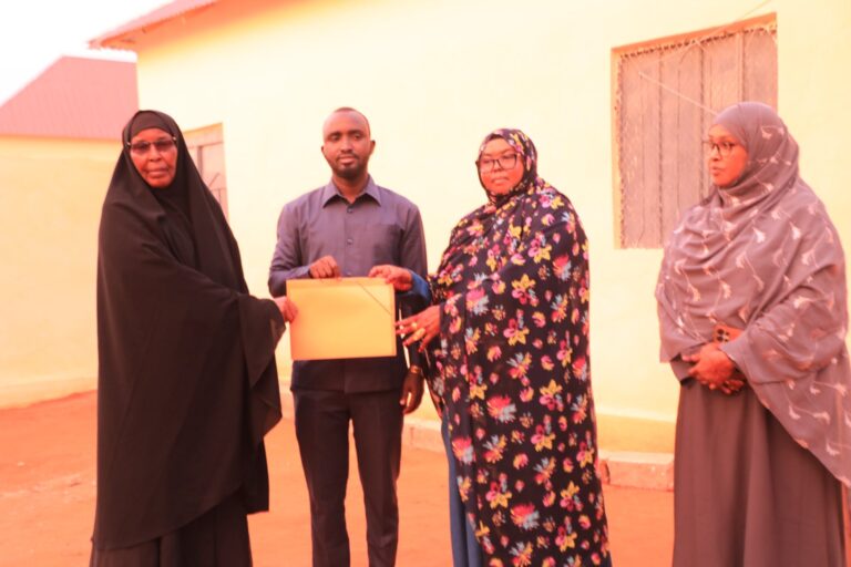 Mas’uuliyiin ka tirsan Galmudug oo goobjoog ka ahaa munaasabad xil-wareejin ah oo uu xilka kula wareegay Guddoomiyaha cusub.