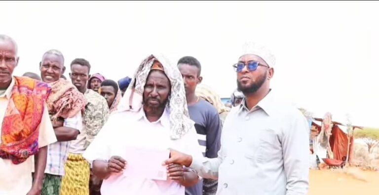 Gudoomiye kuxigeenka Degmada Cadaado oo kormeer Ku Tagay Deegaanka Bali-Cad oo ka socoto qaadashada  Kaarka Cod Bixinta qof iyo Cod