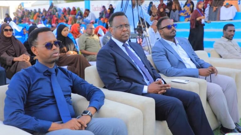 Hay’adaha u xilsaaran dib u eegista Dastuurka oo kulan dadweyne ku qabtay degmada Kaxda.