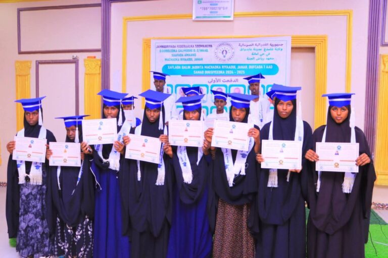 Arday ka qalinjebisay dugsiga hoose dhexe oo munaasabad loogu qabtay Caabudwaaq.