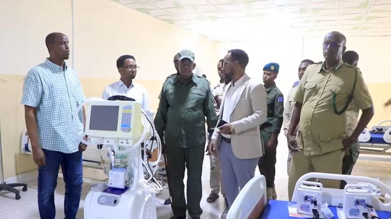 Taliska Ciidanka Asluubta Soomaaliyeed oo  qalab caafimaad lagu wareejiyey