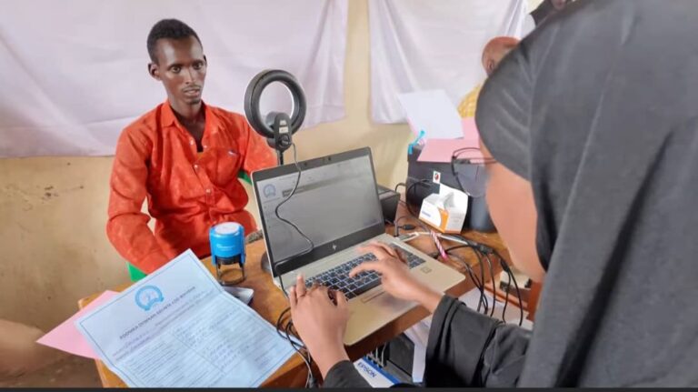 Guddiga Doorashooyinka Qaranka oo deegaanka Gidheys oo ka daahfurey diiwaangelinta kaarka codbixinta.