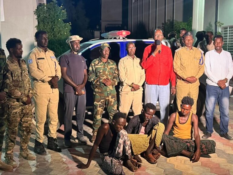 Laamaha amniga Galmudug oo sheegay in gacanta lagu Hayo rag ku.eedaysan dilka hooyo iyo sadex caruur ah.