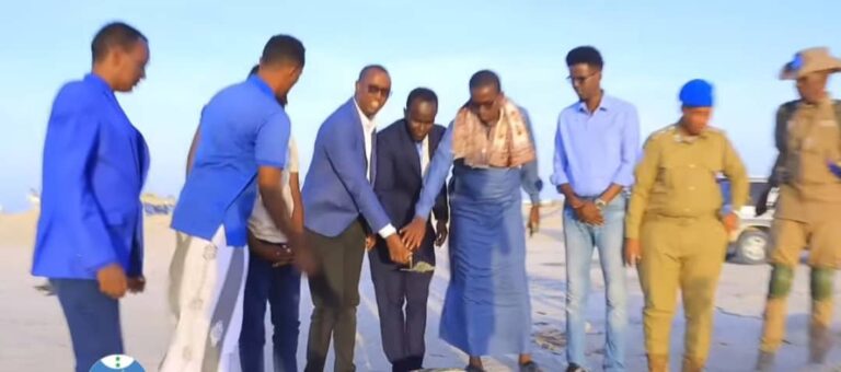 Masuuliyiin katirsan  Galmudug oo dhagax dhigey dhismaha xafiiska dekada Hobyo.