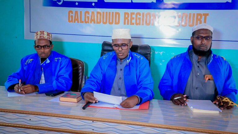 Maxkamadda Gobolka Galgaduud oo la horgeeyay eedeysanayaal loo haysto dilka hooyo iyo gabdheeda.