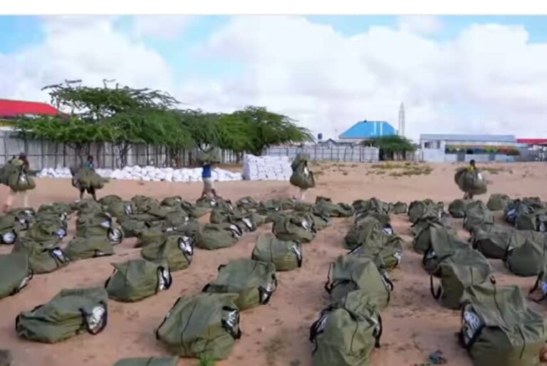 Deeq gargaar ah oo la gaarsiiyeey   barakacayaal ku nool  Kismaayo