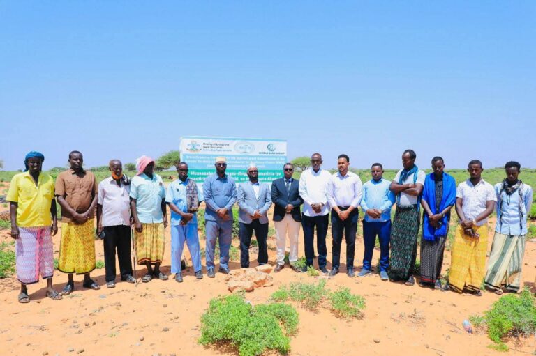 Wasaaradda Tamarta iyo Khayraadka Biyaha Galmudug oo deegaanka Qaradhi ka dhagax dhigtay ceel biyood.
